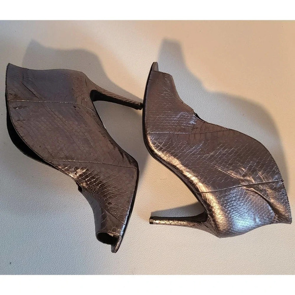 VINCE CAMUTO SIGNATURE RONAN PLUNGE BOOTIES HEELS SNAKESKIN EMB SILVER SZ 10 - Picture 5 of 11